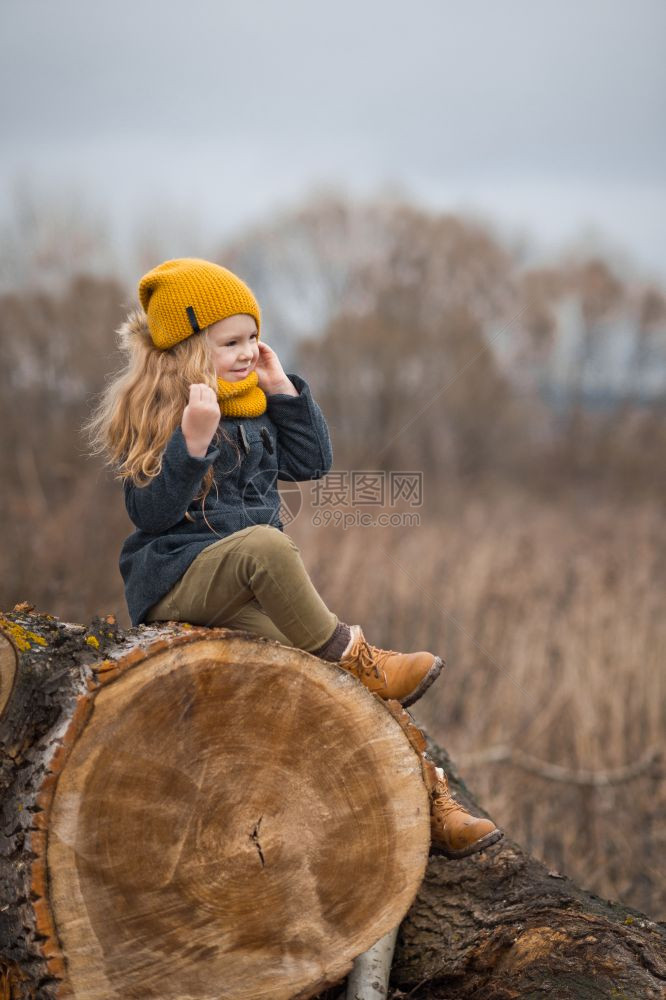 小孩坐在一棵大树的干上一个女孩的肖像坐在一棵巨大的树上973年图片