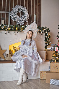 这女孩打扮成圣诞老人的雪梅登孙女新的年月雪梅登肖像装饰圣诞树91图片