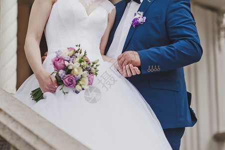 新婚夫妇手中的鲜花新娘和郎拿着一束美花937背景图片