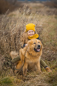 小女孩爬上一条大绵狗爬上他伟大的看门狗970图片