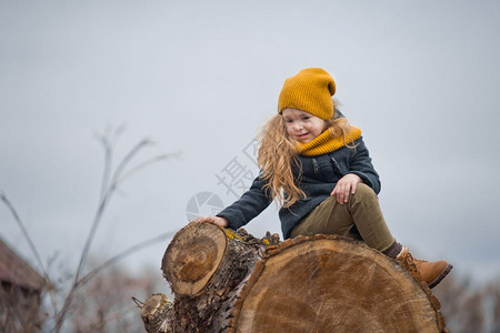 坐在一棵大树上的女孩肖像这个子坐在一棵大树上97图片