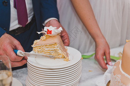 夫妻双方为招待客人共度了9281份结婚蛋糕图片