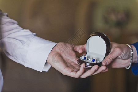 在装饰盒里的珠宝捐赠过程男子拿着一个装有结婚戒指的盒子982图片