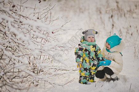 幼童在冬季雪林背景下的肖像两个幼童在雪林中行走918背景