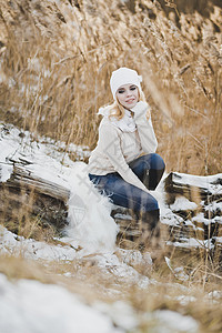 冬季肖像女郎穿着红色雪盖的916长的草丛图片