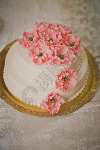 一个盛大的婚礼蛋糕上面有粉红色的花图片
