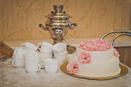 一个盛大的婚礼蛋糕上面有粉红色的花朵图片