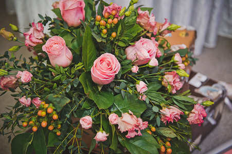 一束花作为装饰一大束玫瑰花和各种绿色的束8579图片