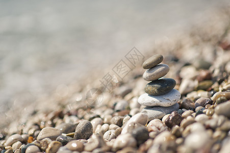 沙滩上的石子金字塔堆叠的平板石块8653图片