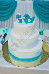 蓝鸟在蛋糕的顶部一个三层的蛋糕鸟在顶部809图片