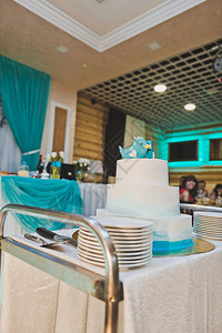 蓝鸟在蛋糕的顶端一个三层的蛋糕鸟在80上面图片