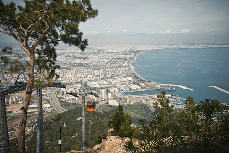 地中海滩和岸线的美景电梯和安塔利亚的景象城市南部有山脉8062年图片