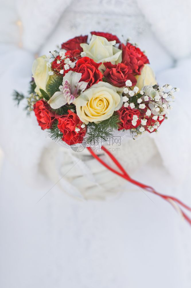 冬季婚礼的红玫瑰和美丽花束图片