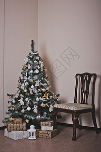 圣诞树在房间角落和圆椅的圣诞拍摄区8075图片