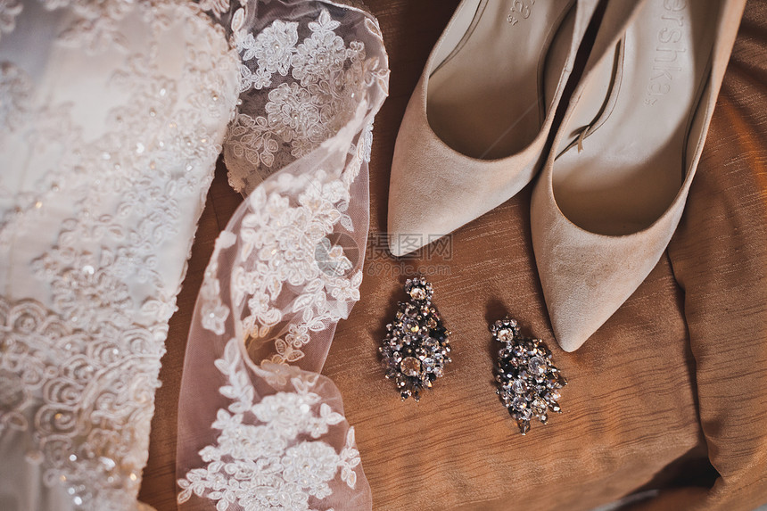 婚礼前的首饰和衣服大耳环米色鞋802图片