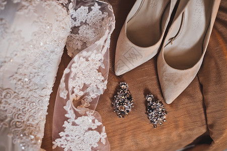 婚礼前的首饰和衣服大耳环米色鞋802图片