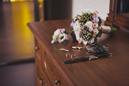 布克雄新郎的装饰品在梳妆台上布克顿和结婚戒指8470背景