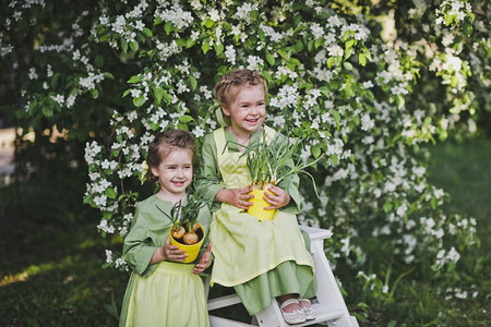 在春花园玩的女佣旧装扮中女友穿着单身衣的孩子们在樱桃果园里玩8296图片