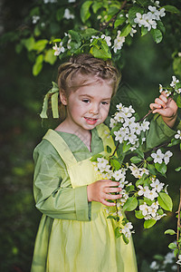 一个孩子站在樱花枝旁的画像樱花8348背景下美丽宝宝的特写写真图片