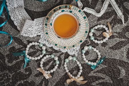 装饰品和首中的茶860杯的茶图片