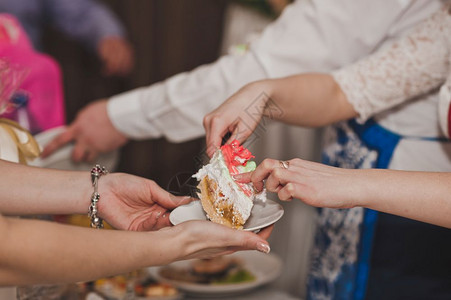 向派对的客人提供甜食分发8463蛋糕的客人图片