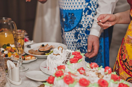 向派对的客人提供甜食分发846蛋糕的客人图片