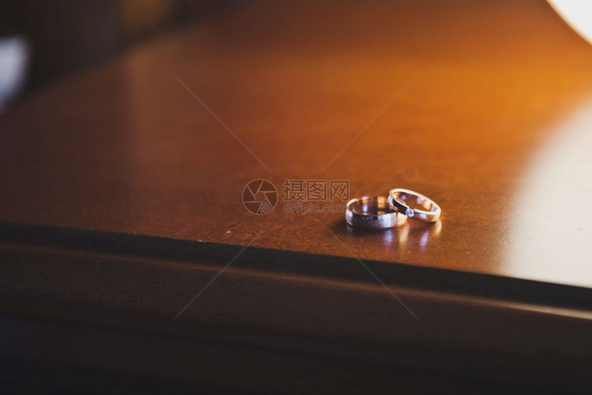 在灯旁的清漆桌子上订婚戒指环绕白灯807图片