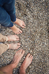 所有家庭成员在海边的脚足父亲母和孩子在海滨8642图片