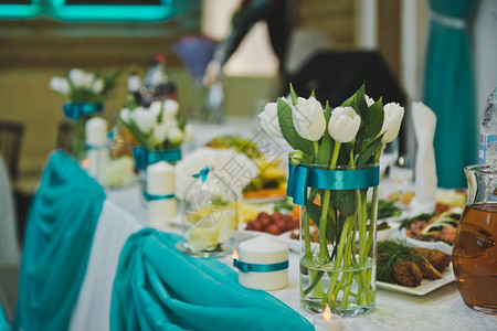 一束白玫瑰作为节日餐桌的装饰品节日桌装饰品加879图片
