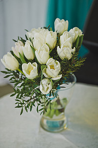 一束白玫瑰作为节日桌的装饰品节日桌的装饰品加80图片