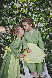 在樱桃果园里玩耍的身穿亚麻布衣儿童背景图片