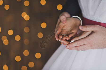 新婚夫妇的掌心手指上戴着结婚戒指手拿结婚戒指8110图片