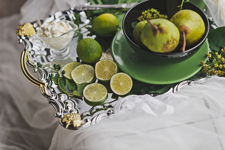 切柠檬和梨子放在一个漂亮的盘子上健康水果早餐8756背景图片