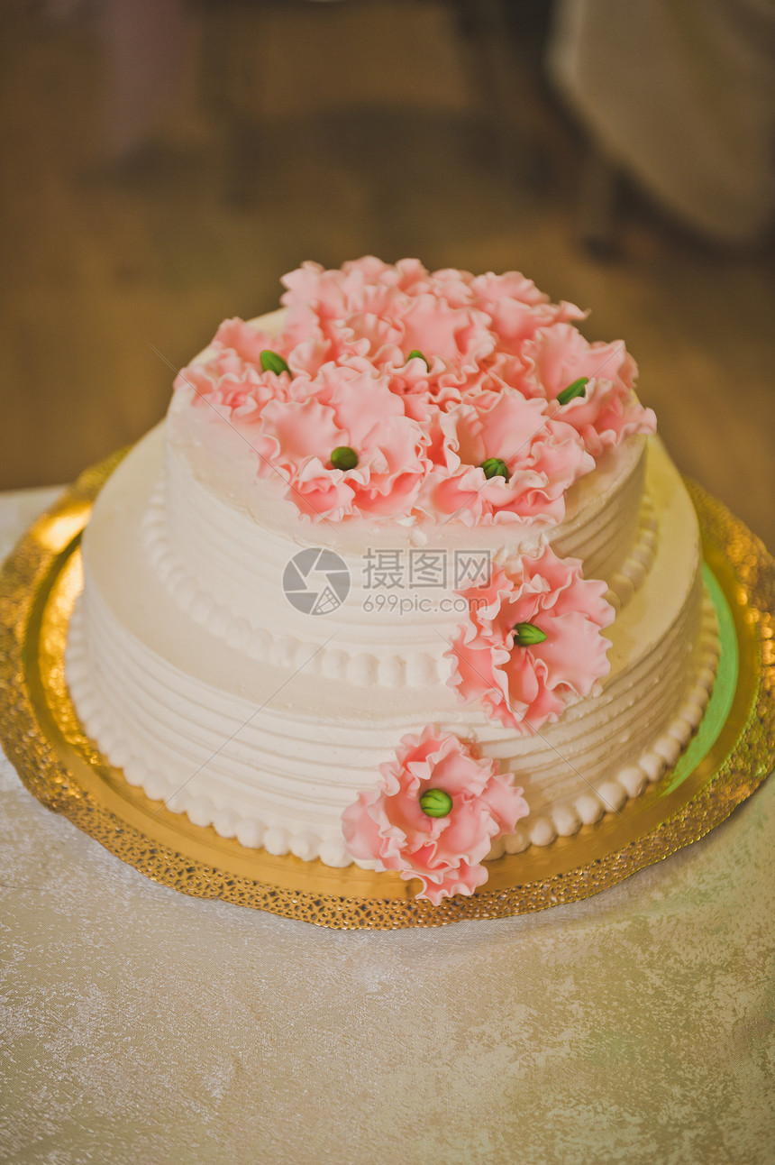大蛋糕用粉红色花朵装饰的蜜蜂奶油盛满粉红色花朵的婚礼蛋糕有粉红色花朵849图片