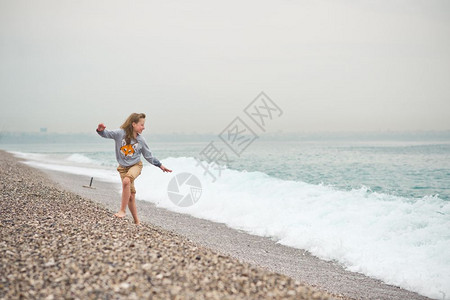 女孩冲浪小逃离即将到来的海浪860图片
