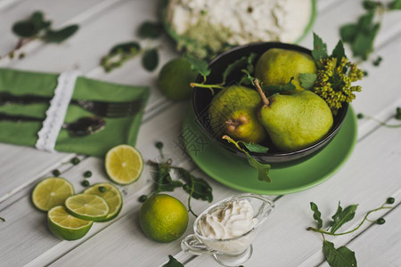 白桌上仍然以绿色的风格生活着饭桌上的柠檬和梨子8690图片