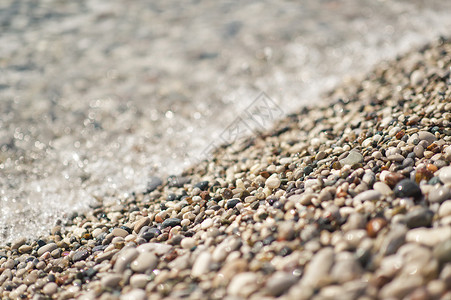 长的石子海滩照片与8650号海浪相撞的石块背景图片