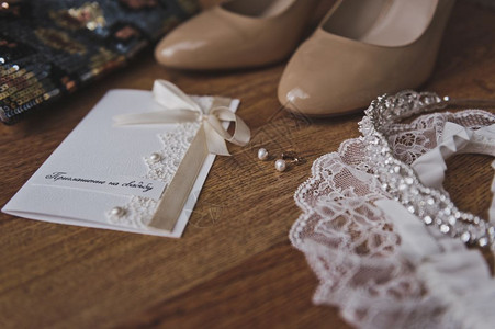 妇女珠宝在卡片旁边的桌子上贴在鞋和首饰旁边的桌子上明信片890图片