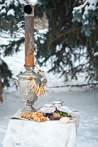 俄罗斯谢肉节山莫瓦和百吉饼在冬季森林背景8450背景