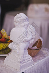 天使雕像作为餐桌装饰天使的雕像手里拿着一颗心805图片