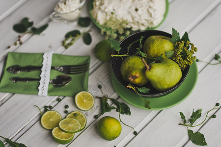 饭桌上的柠檬和梨子照片图片
