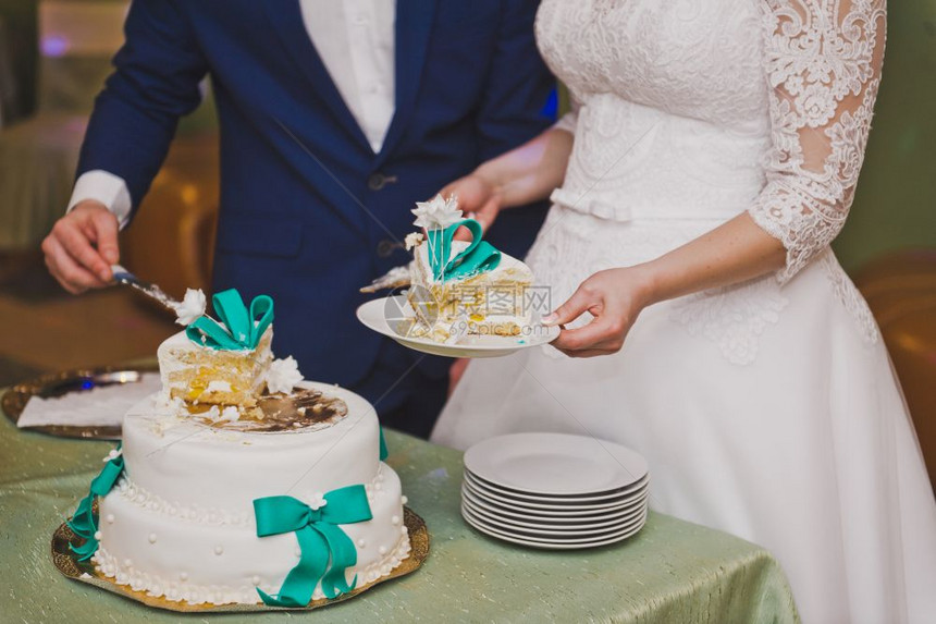 新娘在客人中分享婚礼蛋糕图片