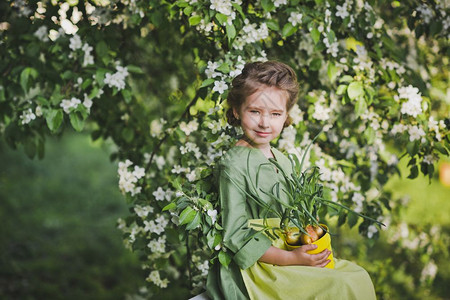 在树木开花的背景下女孩肖像图片