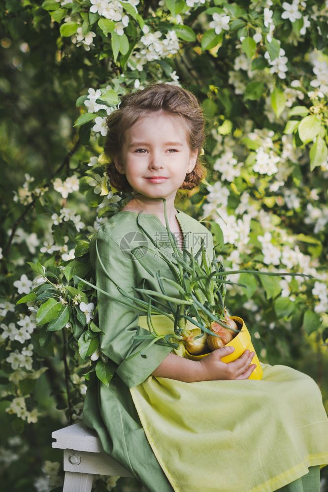 女孩在开花的树木背景下肖像图片