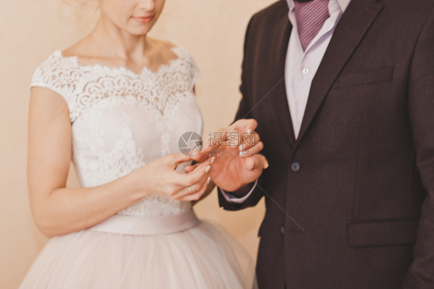 结婚仪式的一集结婚戒指的交换8501图片