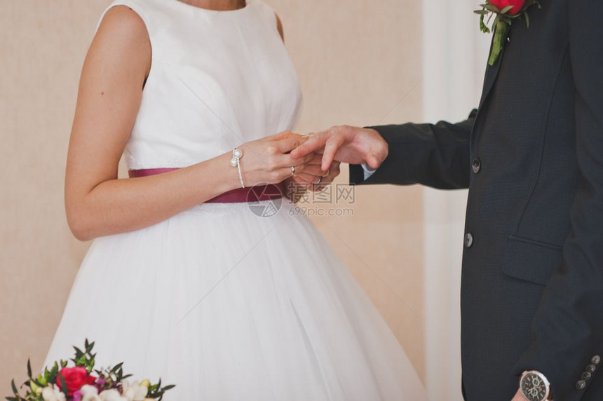 结婚戒指的交换过程仪式期间结婚戒指的交换846图片