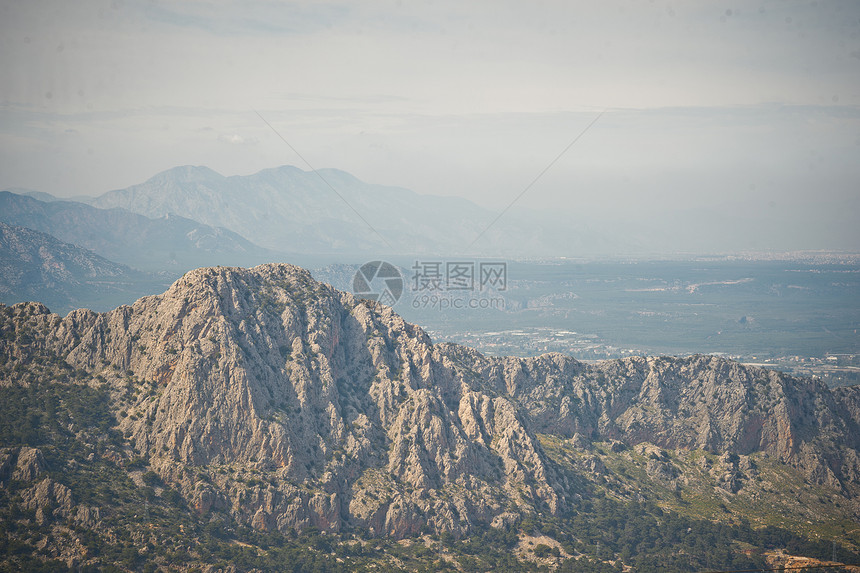 土耳其美丽的山峰8063年安塔利亚城西边的烟雾中山脉图片