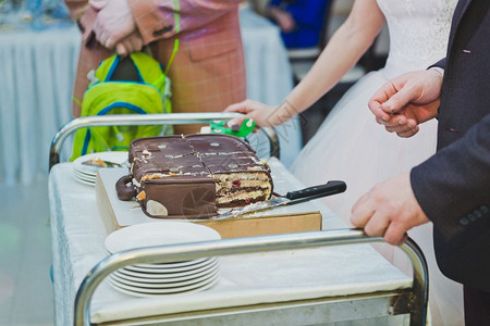 这对夫妇为客人分享了一个婚礼蛋糕剪切一个美丽的婚礼蛋糕856的过程图片