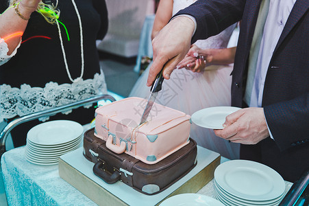 这对夫妇为客人分享了一个婚礼蛋糕图片