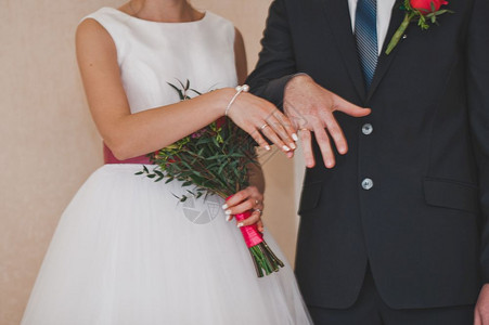 仪式期间交换结婚戒指的过程交换结婚戒指的过程847图片